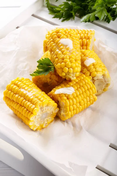 Gotowane słodkie kolby kukurydzy z masłem i solą — Zdjęcie stockowe