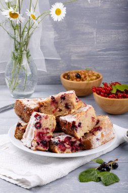 Kırmızı ve siyah frenk üzümü çilek ile Kek