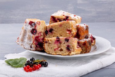 Kırmızı ve siyah frenk üzümü çilek ile Kek