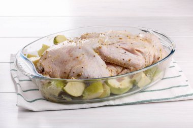 Cam kavurma tavada elma ile Çiğ ördek, pişirme için hazır.