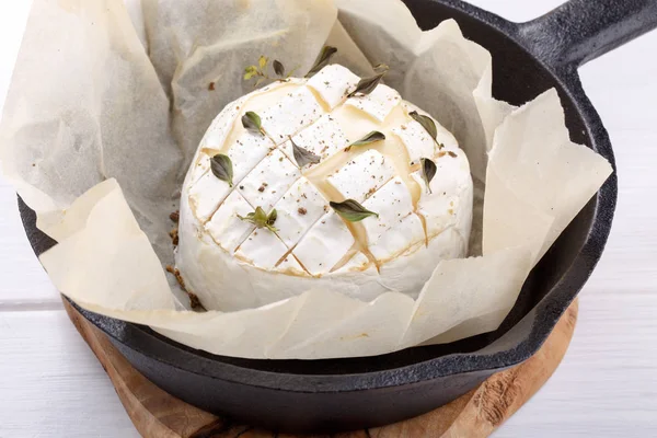 Formaggio di camembert al forno con timo e pepe — Foto Stock