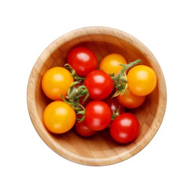 Kırmızı ve sarı küçük kiraz domates ahşap kase izole 