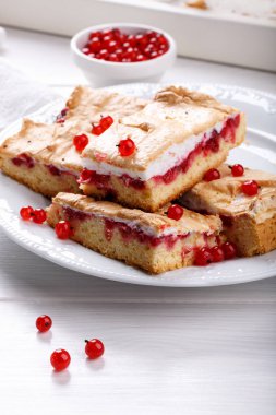 Üstüne beze ile kırmızı frenk üzümü meyve pasta barlar.