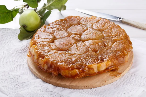 Apple Tarte Tatin - tarta clasică franceză cu susul în jos. Fructe întregi — Fotografie, imagine de stoc