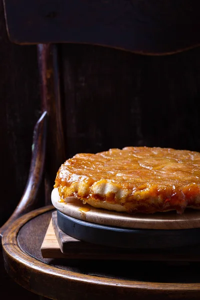 Μήλο Tarte tatin-κλασική γαλλική ανάποδα τάρτα. Ολόκληρα φρούτα — Φωτογραφία Αρχείου