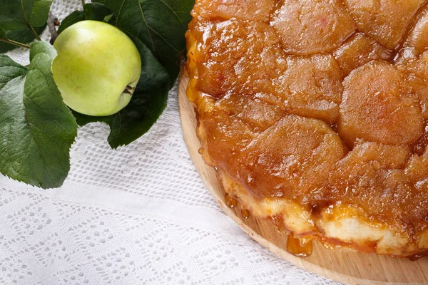 Apple Tarte Tatin - classic French upside-down tart. Whole fruit — Stock Photo, Image