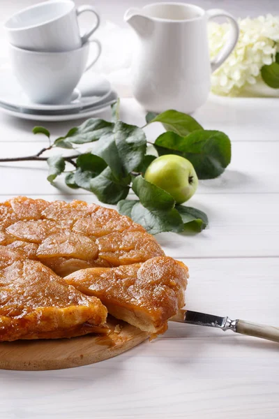 Apple Tarte Tatin - классический французский пирог вверх ногами. Целые фрукты — стоковое фото