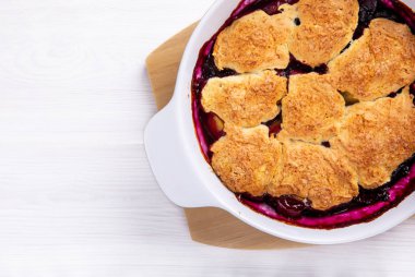 Taze pişmiş şeftali ve yaban mersini cobbler. Ev yapımı meyveli börek.  