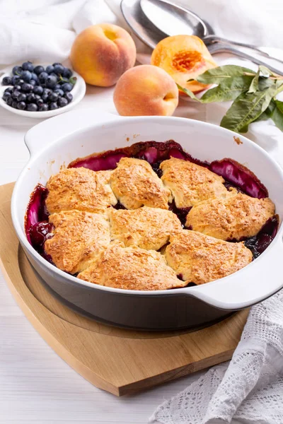 Freshly baked peach and blueberry cobbler. Homemade fruit pie. — Stock Photo, Image