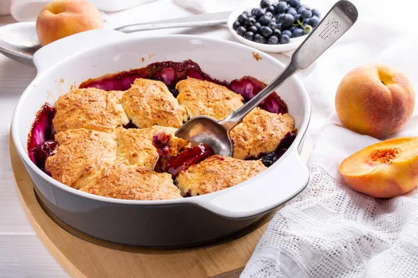 Freshly baked peach and blueberry cobbler. Homemade fruit pie. — Stock Photo, Image