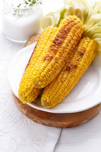 Mazorca de maíz a la parrilla —  Fotos de Stock