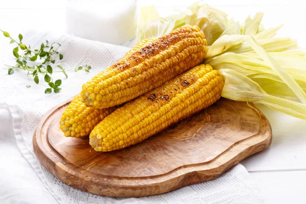 Gegrillte Maiskolben — Stockfoto