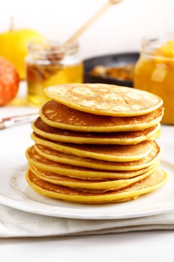 Beyaz masada ev yapımı kabak krep yığını