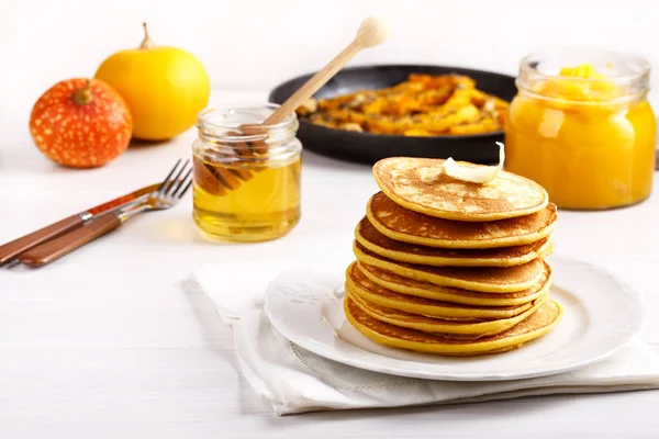 Stapel huisgemaakte Pompoen pannenkoeken op witte tafel — Stockfoto