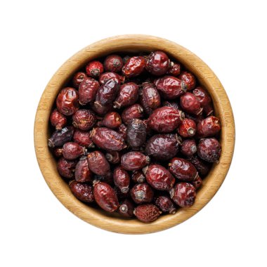 Beyaz izole kurutulmuş gül kalça meyveleri ile Ahşap kase. 