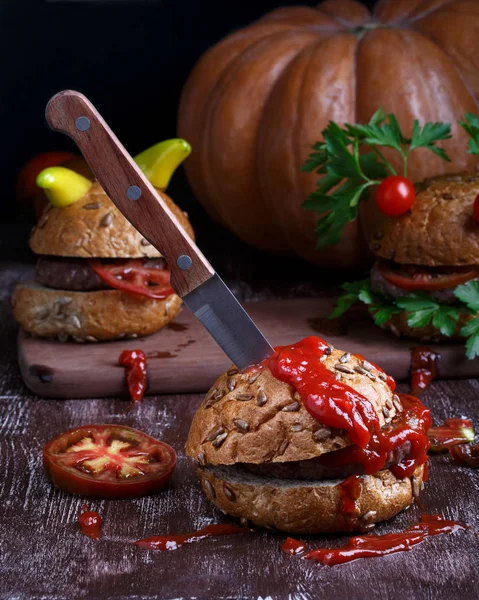 Házi véres Burger és a Burger szörnyek a Halloween megünnepelni — Stock Fotó