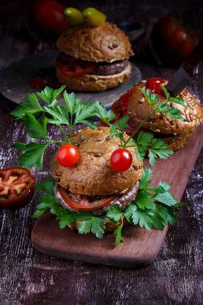 Monstruos caseros de hamburguesas y hamburguesas sangrientas para celebrar Halloween — Foto de Stock