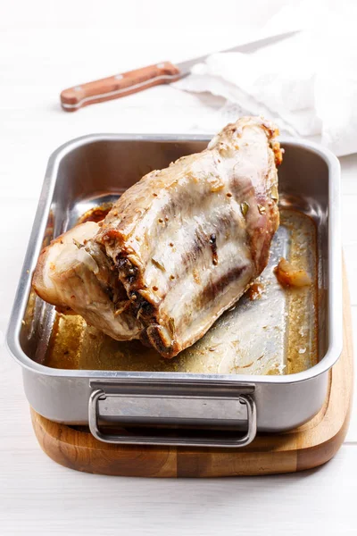 Falda de cerdo asada. Costillas de cerdo asadas. Piel puesta . — Foto de Stock