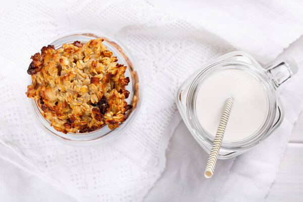 Здоровое овсяное печенье с изюмом на белом столе
. 