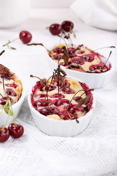 Вишневый клафутис - традиционный французский сладкий фруктовый десерт . — стоковое фото