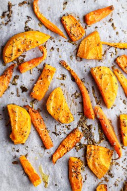 Otlar ve zeytinyağı ile fırında pişmiş sebze.