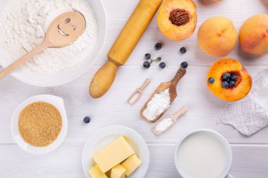 Beyaz masada meyveli börek pişirmek için malzemeler. Üstte görüntü.