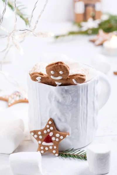 一杯传统热巧克力，加棉花糖和姜布 — 图库照片