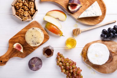 Mavi peynir, Brie, Truffle sert peynir ile peynir tabağı