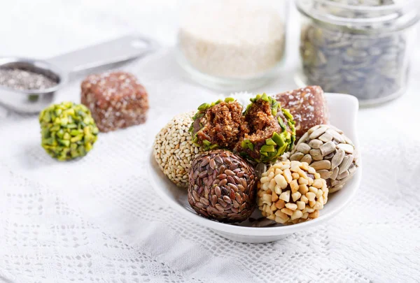 Gezonde energie ballen gemaakt van gedroogde vruchten en noten met kokos — Stockfoto