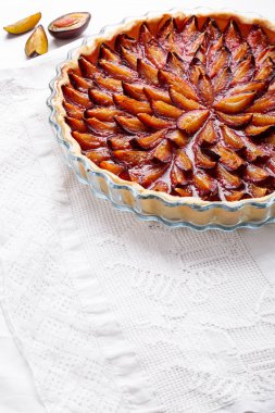Ev yapımı Erik pastası. Beyaz masada meyve tart. 