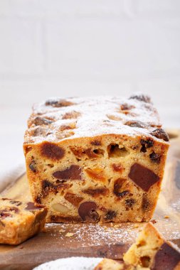 Geleneksel Noel pastası. Üzerinde meyve ve fındık var.