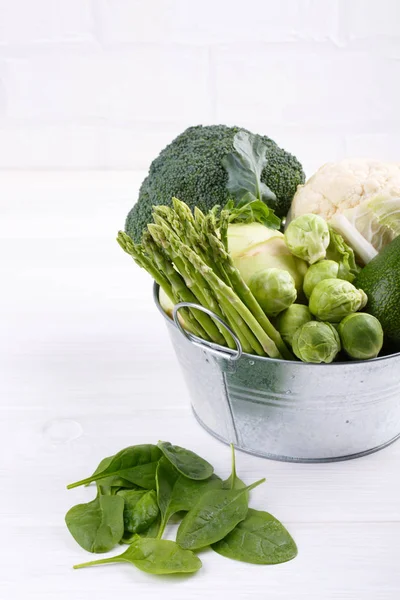 Sortiment grünes Gemüse auf weißem Tisch. Brokkoli, Blumenkohl — Stockfoto