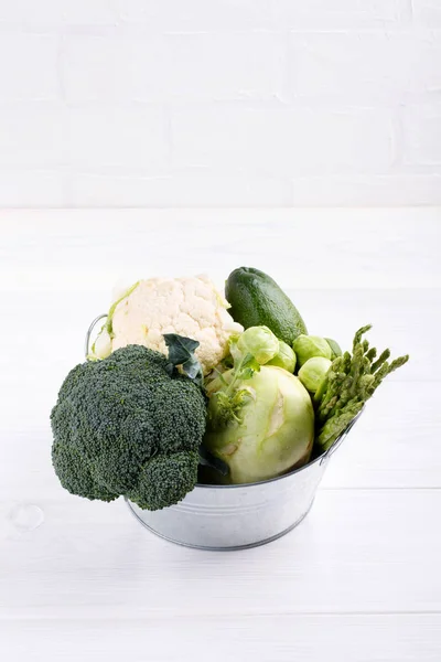 Variedade vegetais verdes na mesa branca. Brócolos, caudal — Fotografia de Stock