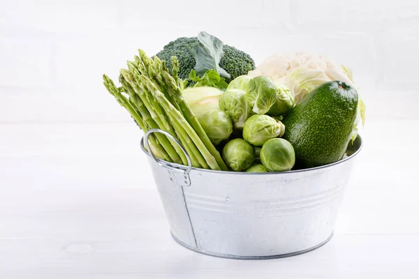 Ποικιλία πράσινα λαχανικά σε λευκό τραπέζι. Μπρόκολο, κουνουπίδι — Φωτογραφία Αρχείου