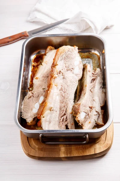 Falda de cerdo asada. Costillas de cerdo asadas. Piel puesta . — Foto de Stock