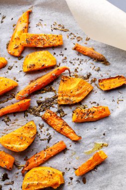 Otlar ve zeytinyağı ile fırında pişmiş sebze.