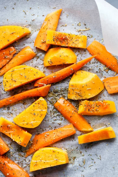 Zanahoria fresca picada y calabaza con hierbas y aceite de oliva . — Foto de Stock