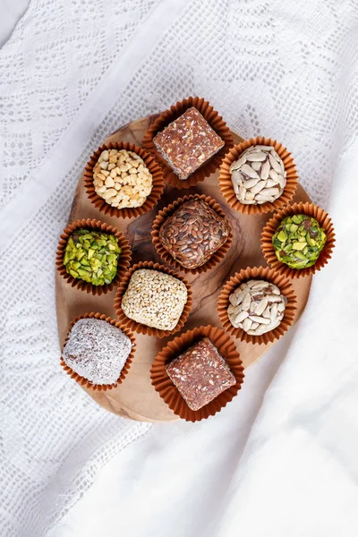 Gezonde energie ballen gemaakt van gedroogde vruchten en noten met kokos — Stockfoto