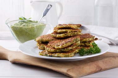 Kabaktan sebzeli börek. Yeşil pesto soslu sebzeli pirzola. Vejetaryen krepleri beyaz masada. Sağlıklı gıda konsepti.