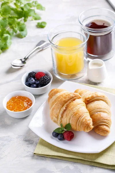 Colazione Servita Con Croissant Caffè Succo Arancia Frutti Bosco — Foto Stock