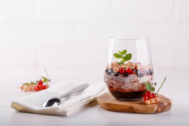 Beyaz masada taze üzümlü Chia pudingi. Süper yemek, sağlıklı yemek..