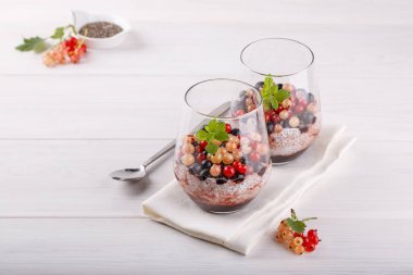 Beyaz masada taze üzümlü Chia pudingi. Süper yemek, sağlıklı yemek..