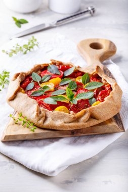 Domates salatası ya da sebzeli turta. Yemek zamanı.. 