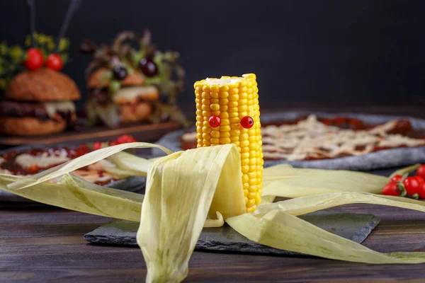 Monstruo Amarillo Maíz Con Ojos Rojos Divertido Bocadillo Saludable Fiesta — Foto de Stock