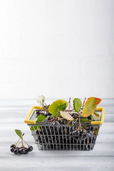 Baies Myrtilles Noires Fraîches Avec Feuilles Aronia Melanocarpa Dans Panier — Photo