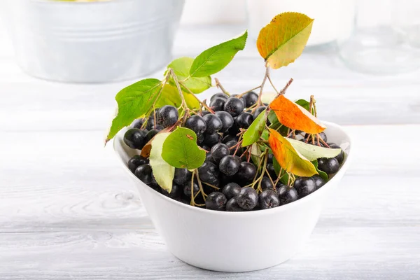 Čerstvé Černé Jeřabiny Listy Aronia Melanocarpa Bílé Misce — Stock fotografie