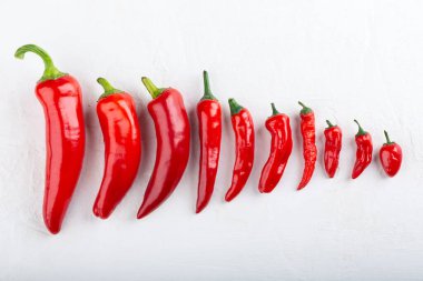 Beyaz arka planda kırmızı biber yığını. Üst manzara, yakın plan. Ramiro ve acı biber. Yiyecek konsepti.