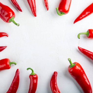 Beyaz arka planda kırmızı biber çerçevesi. Üst görünüm, kopyalama alanı, düz döşeme, yakın çekim. Ramiro biberi. Yiyecek konsepti.