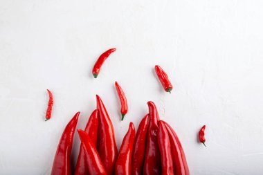 Beyaz arka planda kırmızı biber ateşi. Üst görünüm, kopyalama alanı, düz döşeme, yakın çekim. Ramiro ve acı biber. Yiyecek konsepti.