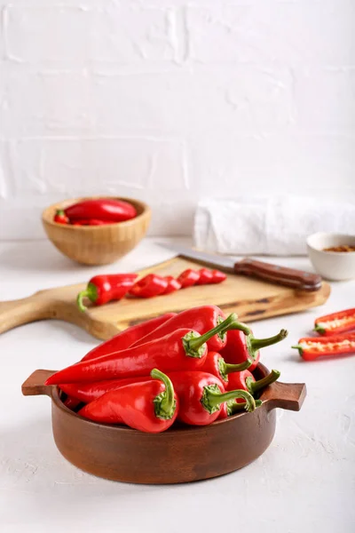 Pimenta Vermelha Madura Fresca Tigela Cerâmica Mesa Branca — Fotografia de Stock